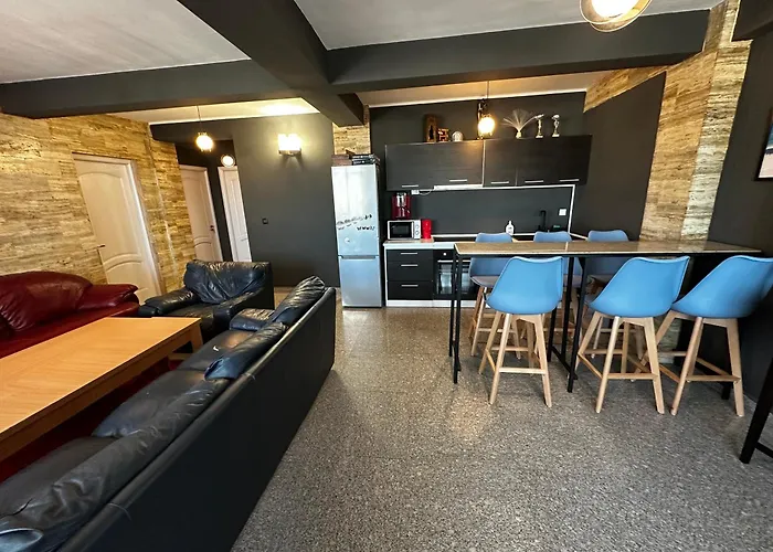 - & 3br Near شقة *